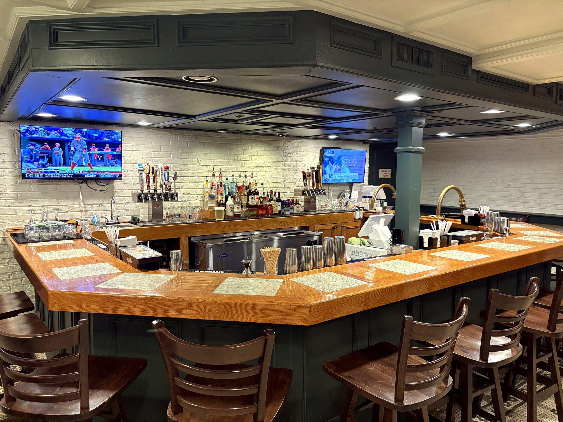 06-private-bar-area