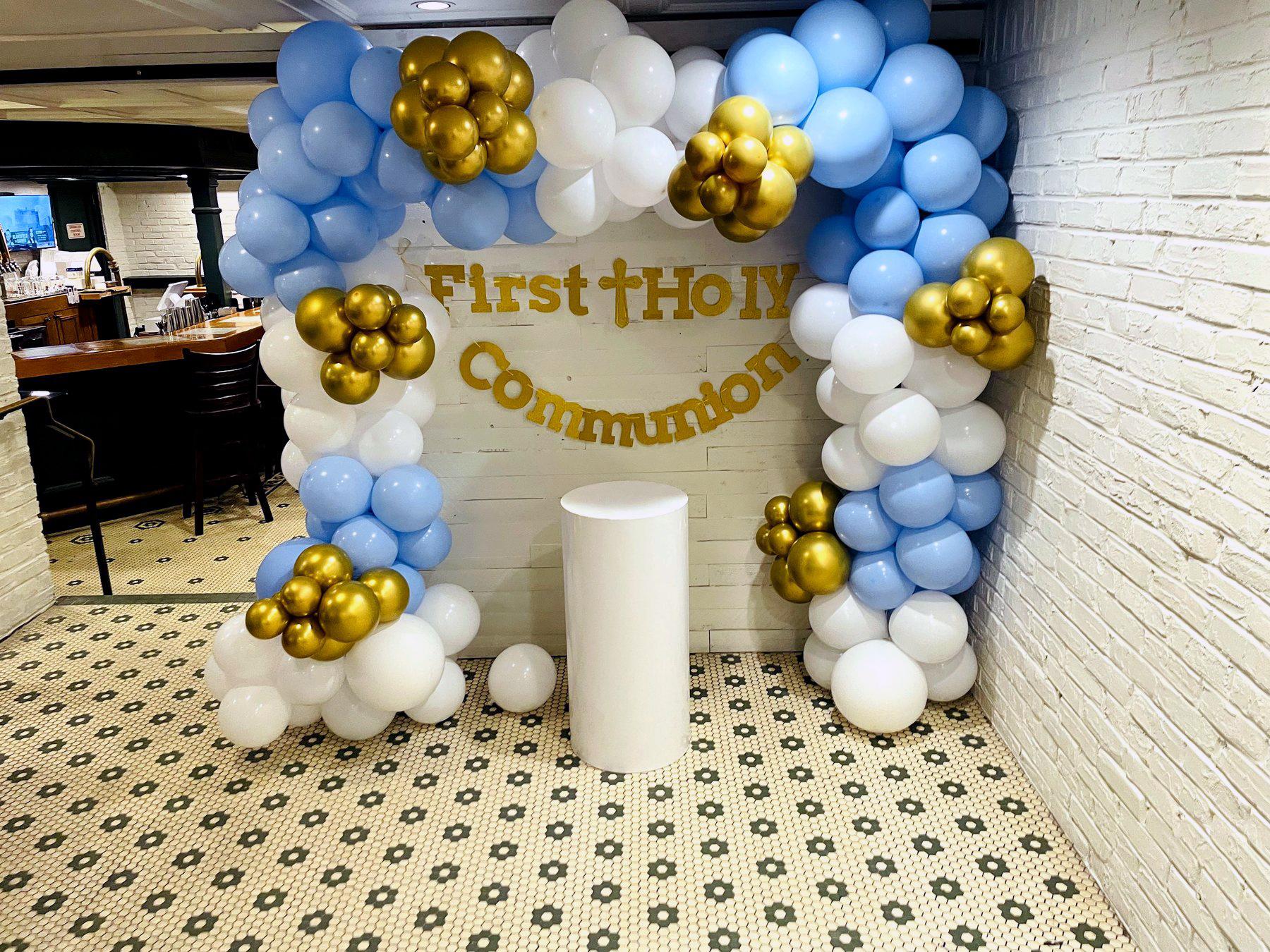 08-balloon-backdrop-communion